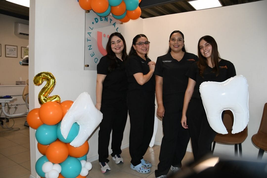 El equipo de Dentálite sonriendo en la clínica